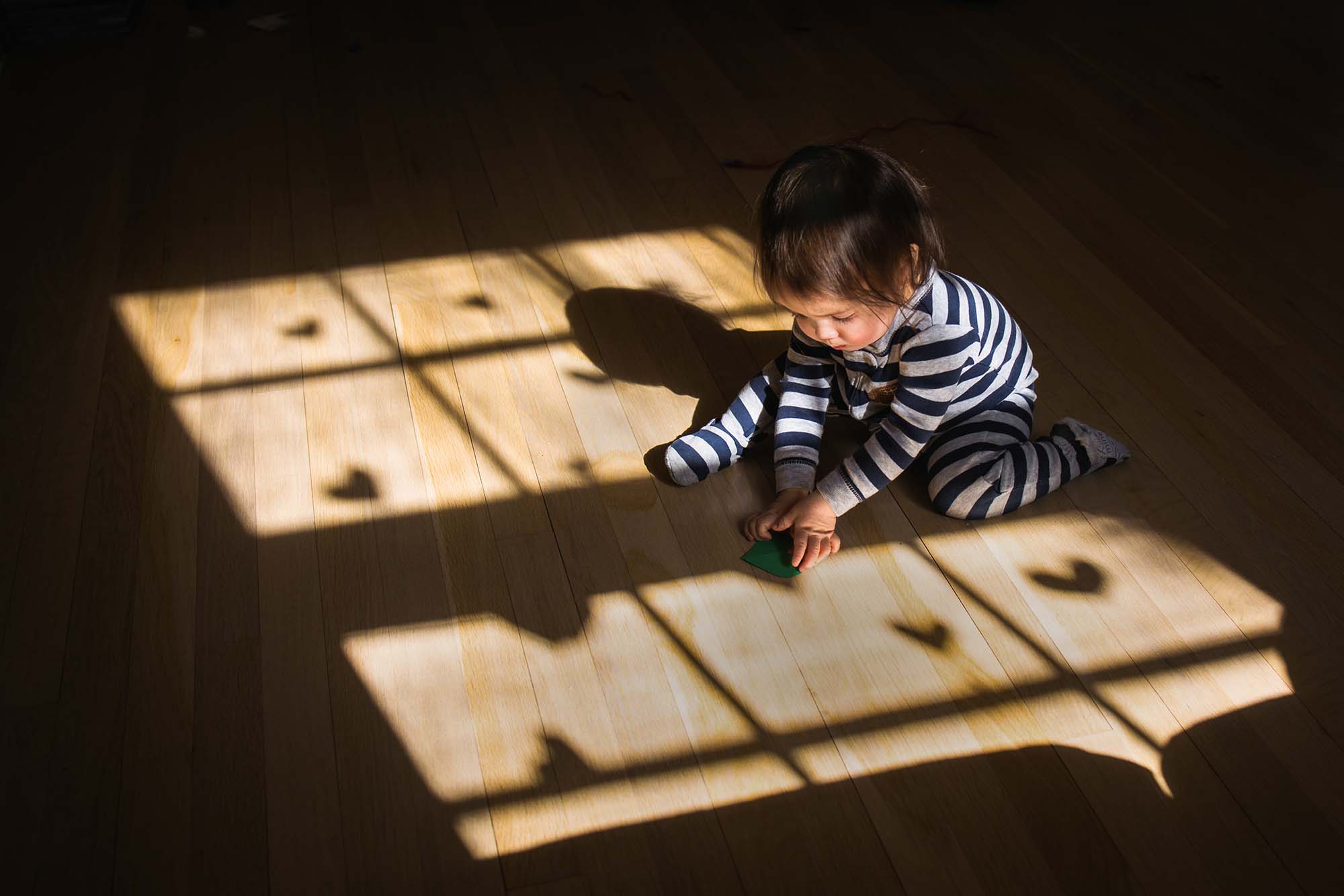 Shooting documentary with intention - child playing in shadow