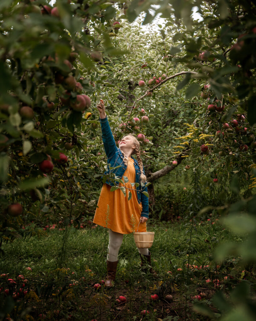 4 Tips for Capturing a Beautiful Autumn - Little girl reaching for apple